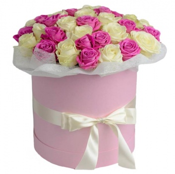 Букет из 51 белой и розовой розы в коробке